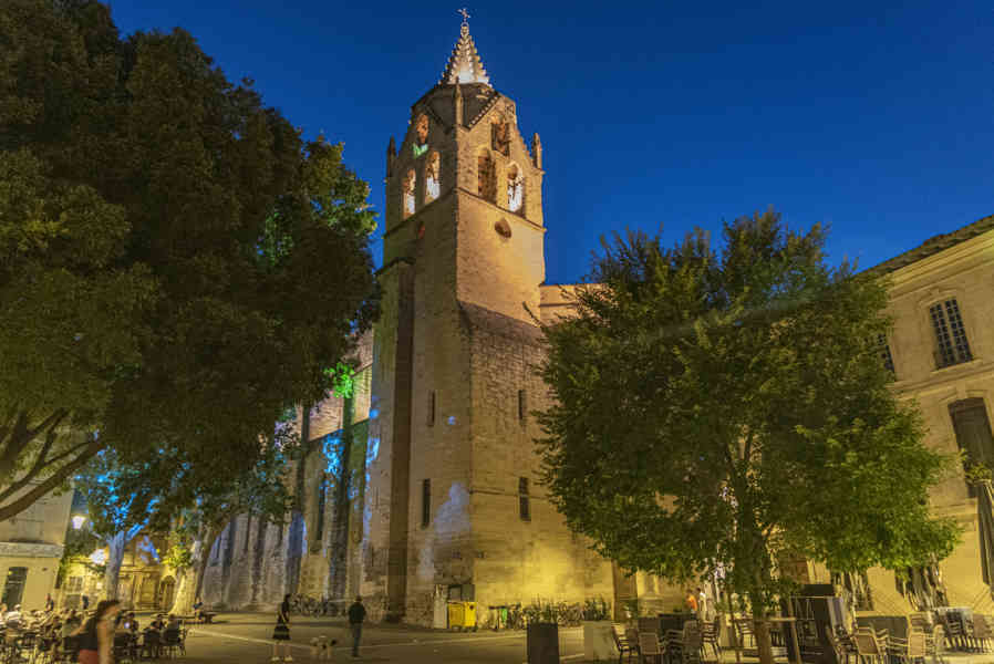 Francia - Avignon 068 - iglesia de Saint Didier - imagen nocturna.jpg